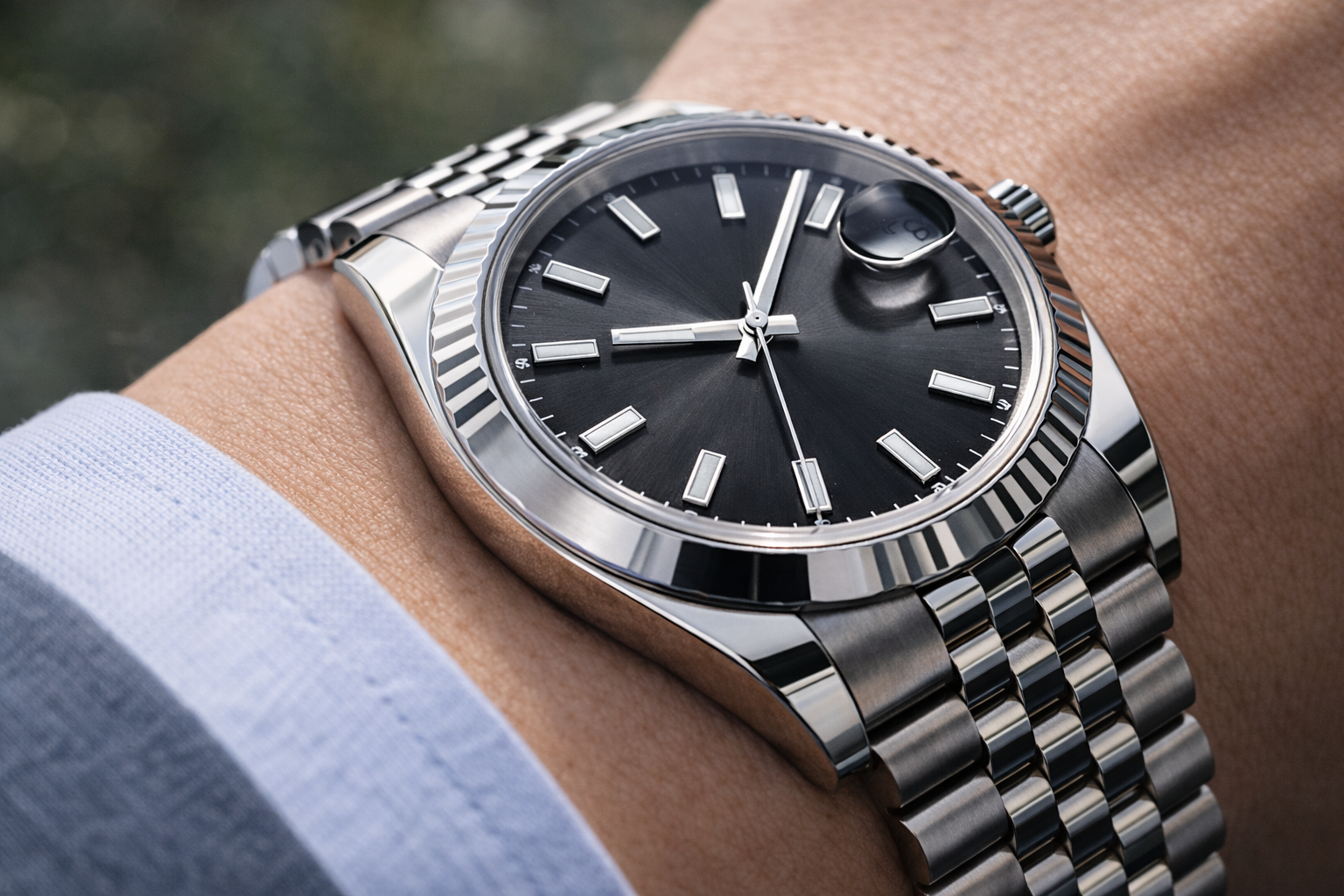 Do Brushed and Polished Finishes Change How Expensive a Watch Looks?