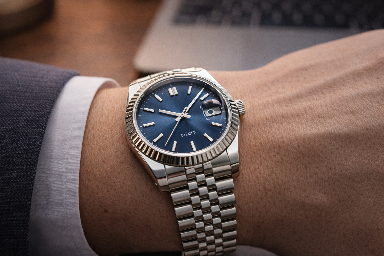 Replica watch dial depth and crystal appearance under indoor lighting